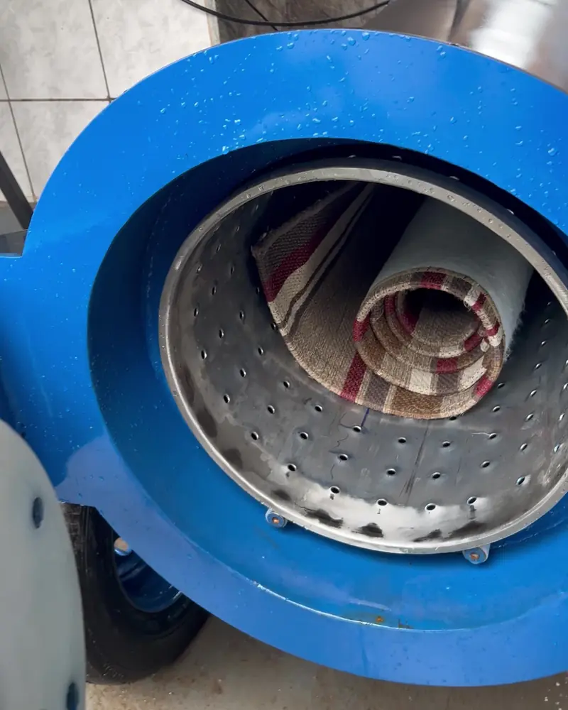 Centrífuga azul da SanLimpe com tapete enrolado no tambor